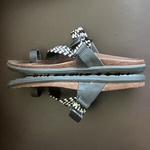 Merrell  Around Town Sunvue toe loop Black and White Strappy Sandals size 7